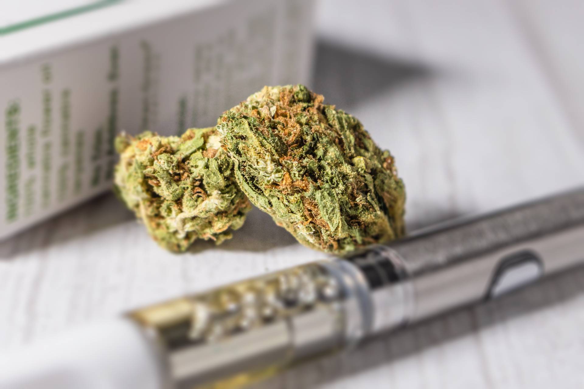 Rezept vorhanden? Cannabisblueten und Vaporisierer mit Verpackung und Rezept im Hintergrund